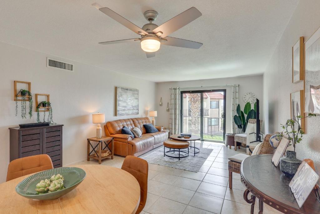 een woonkamer met een bank en een tafel bij Less Than 2 Mi to London Bridge Chic Condo with Pool Access in Lake Havasu City