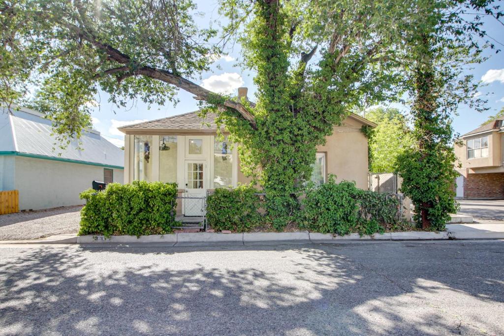 una casa con un albero di fronte a una strada di 1 Mi to Old Town Albuquerque! Dog-Friendly Home ad Albuquerque