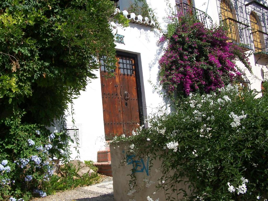 A fachada ou entrada em Alhambra Hill Apartments