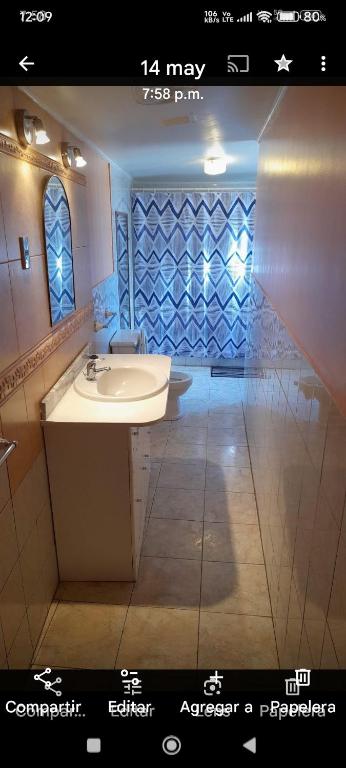 a bathroom with a sink and a blue wall at Arriendo de habitación amobladas centro de la ciudad de la serena chile in La Serena