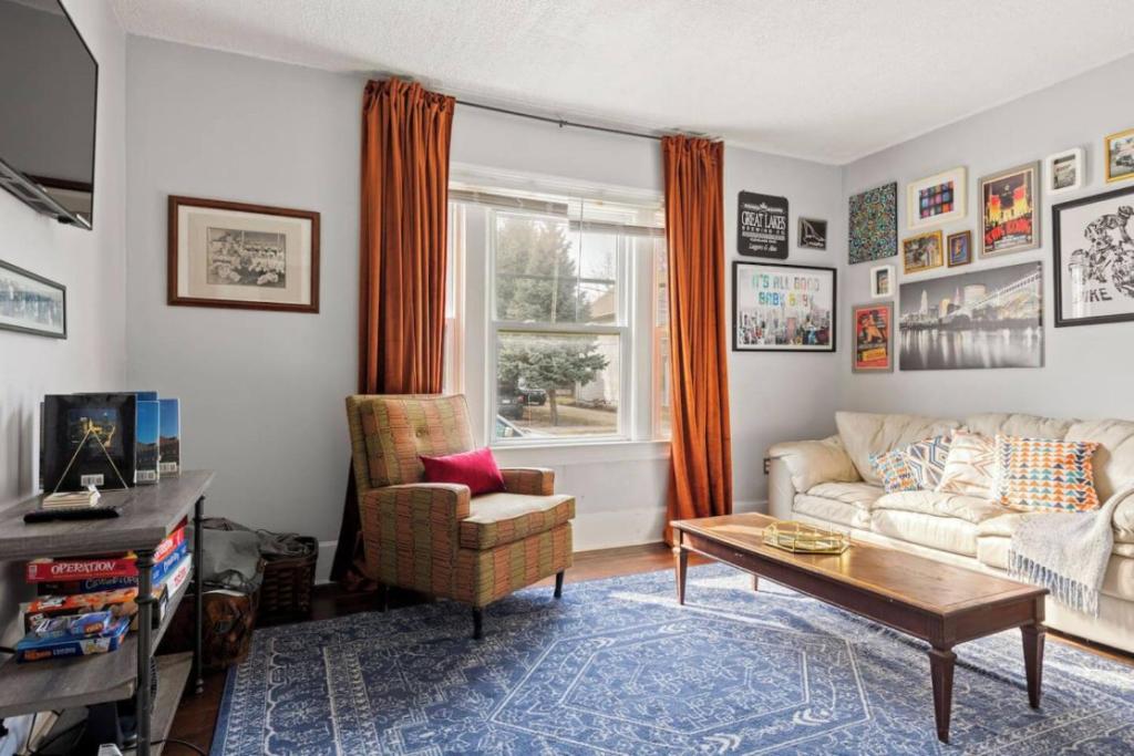 een woonkamer met een bank en een tafel bij 5 Bedroom House in Tremont, near downtown, and Ohio City Whole in Cleveland