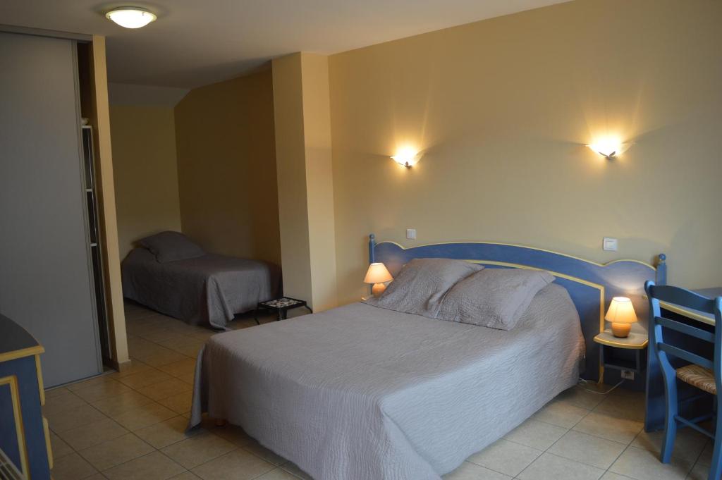 Postel nebo postele na pokoji v ubytování Côté Midi Chambre d'hôte