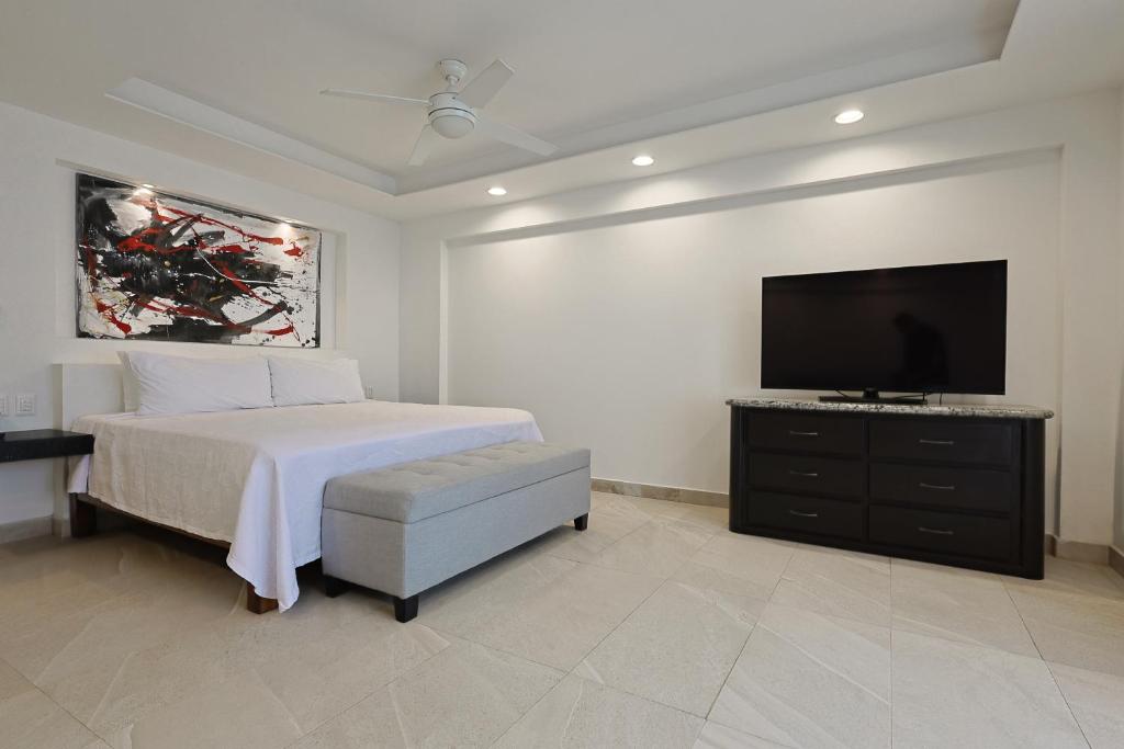 Alberca infinity y área de playa en Pier 69 Beachfront Hotel