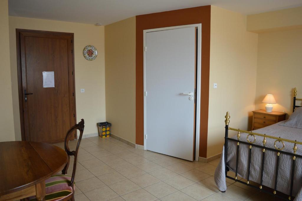 Postel nebo postele na pokoji v ubytování Côté Midi Chambre d'hôte