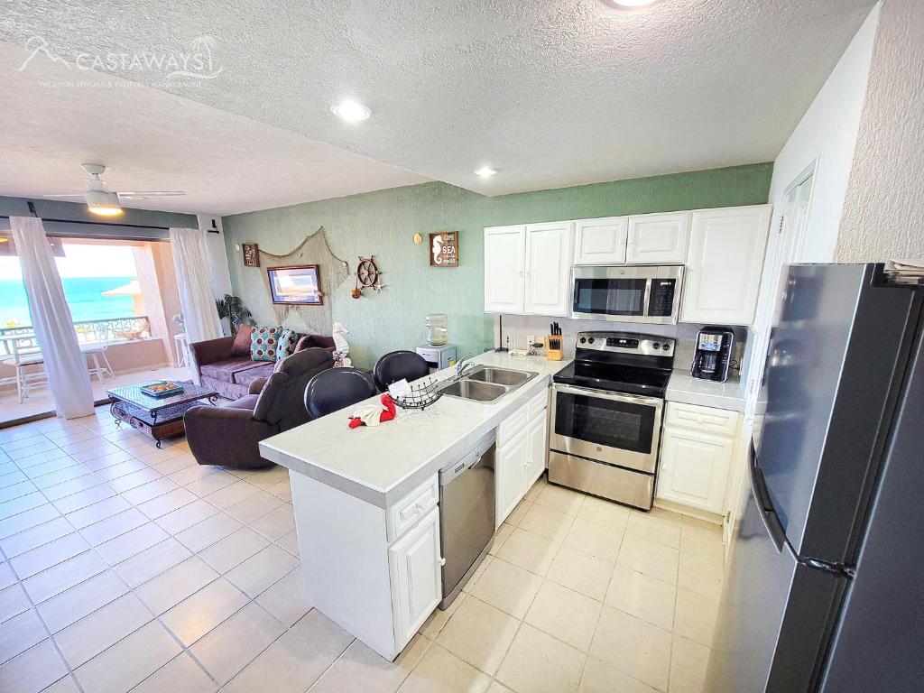 una cucina con mobili bianchi e un soggiorno di Sonoran Spa N502 a Campo del Medio