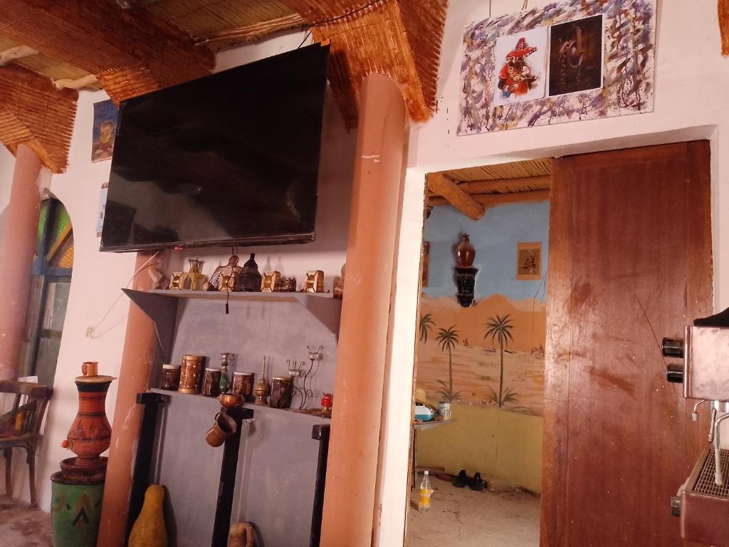Una televisión o centro de entretenimiento en امردول تسكوكت امرزكان ورزازات