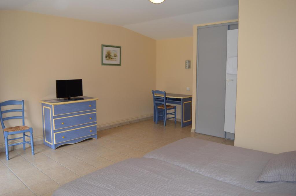 TV a/nebo společenská místnost v ubytování Côté Midi Chambre d'hôte