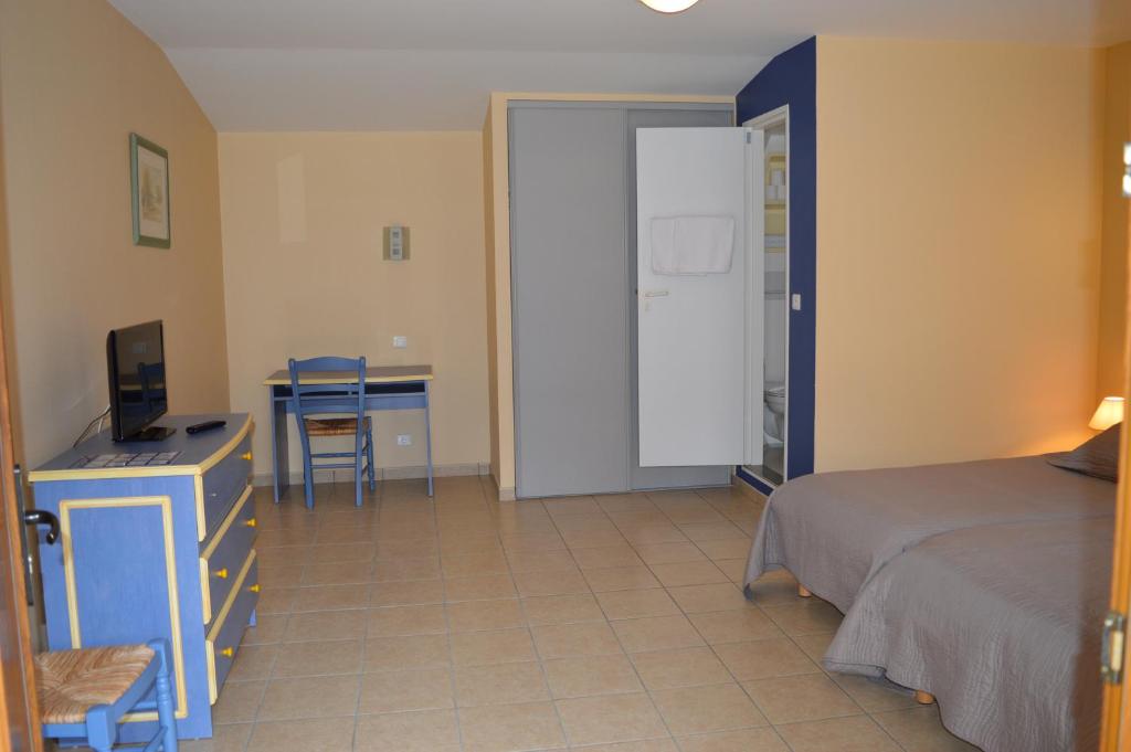 Postel nebo postele na pokoji v ubytování Côté Midi Chambre d'hôte