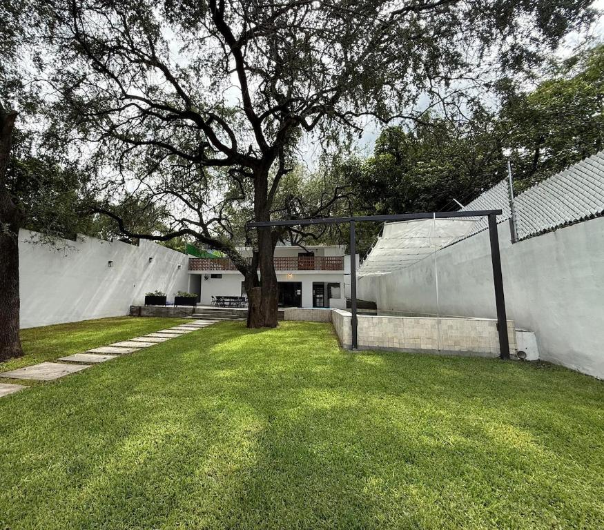 Un jardín fuera de Finca Dos Encinos