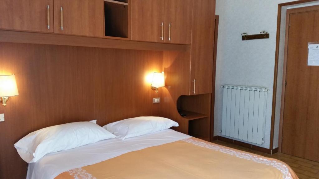 Postel nebo postele na pokoji v ubytování Hotel Ambrosi