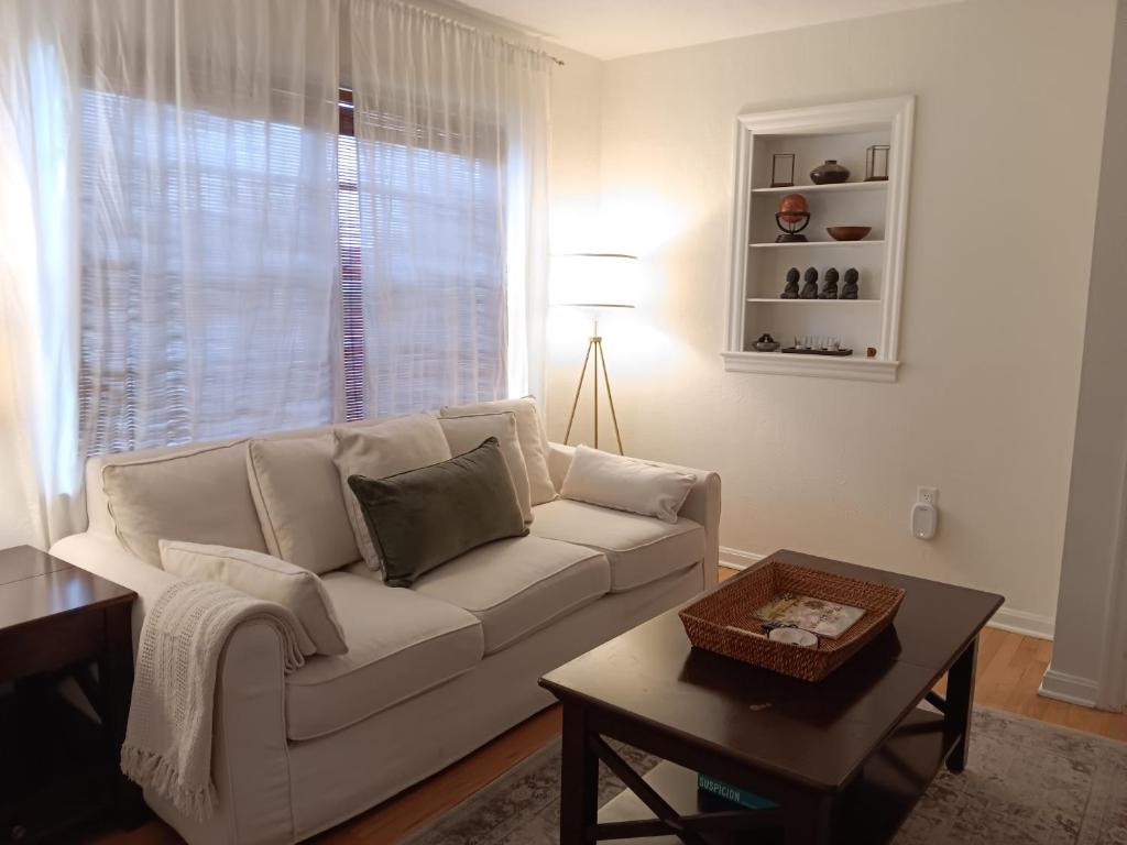 Un lugar para sentarse en Mid Century Style Cottage Near Historic Downtown