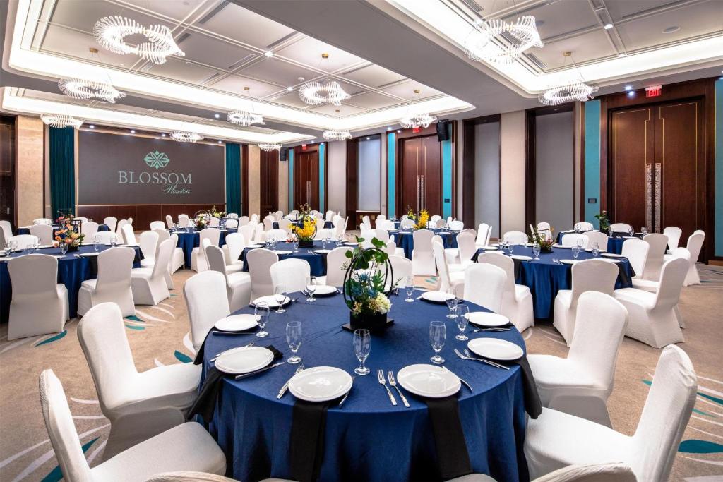 Blossom Hotel Houston, Curio Collection by Hilton photo