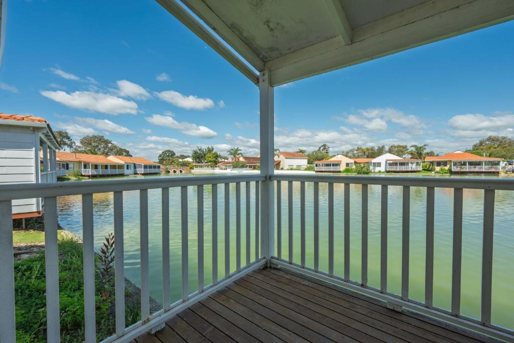 Udsigt til en flod der løber i nærheden af villaen