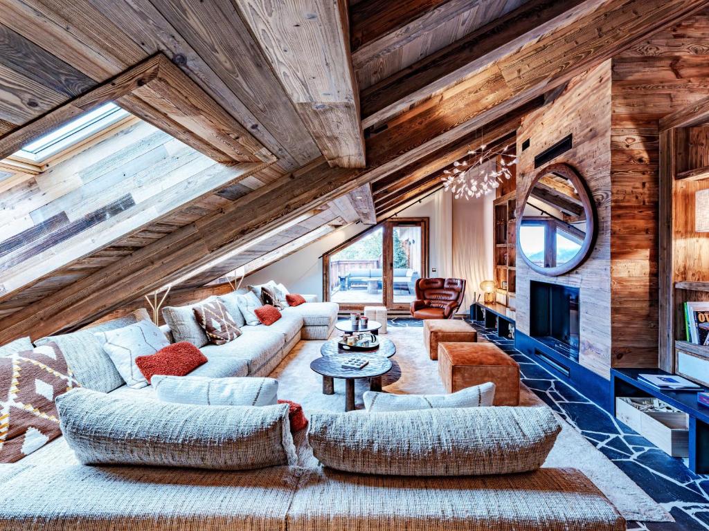 ein Wohnzimmer mit Sofa und Tisch in der Unterkunft Penthouse alpin moderne à Méribel, 12 pers., cheminée, service hôtelier 5* - FR-1-613-136 in Les Allues