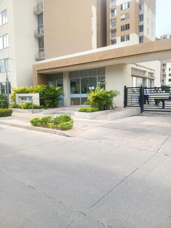 a empty street in front of a building at Apartamento NIZA in Valledupar