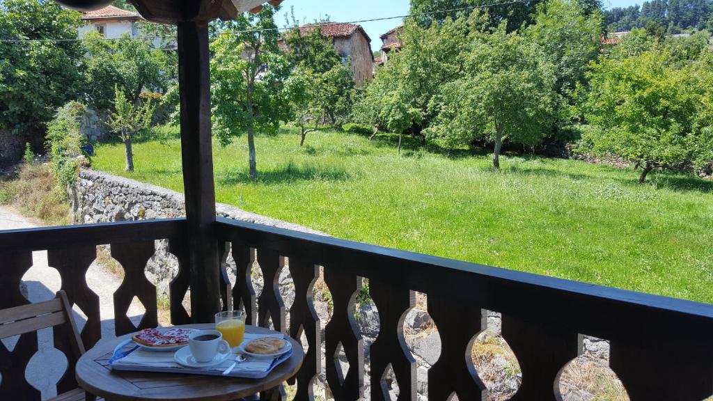 una mesa en un balcón con vistas a un campo en Camino de la Torre en Quintana de Soba