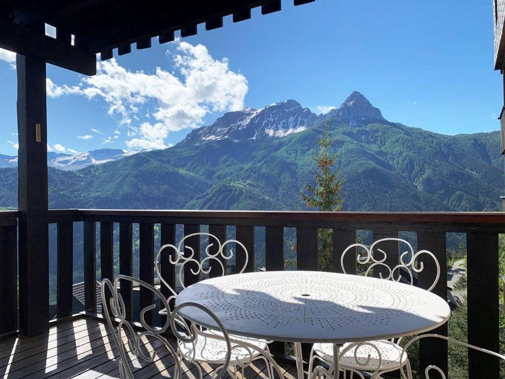 a table and chairs on a balcony with a view of mountains at Appartement T2 Pra-Loup : 4 Pers, Proche Pistes, Balcon Sud - FR-1-804-56 in La Maure