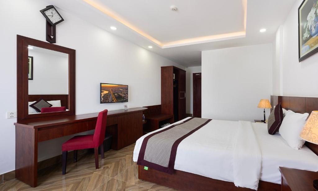 Giường trong phòng chung tại Gem Nha Trang Hotel