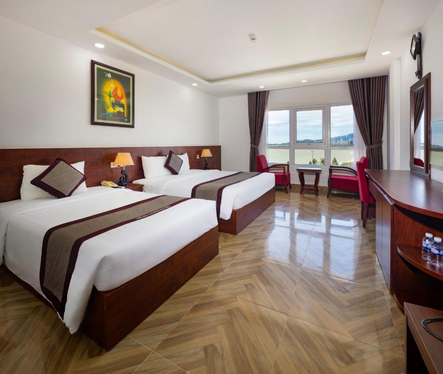 Giường trong phòng chung tại Gem Nha Trang Hotel