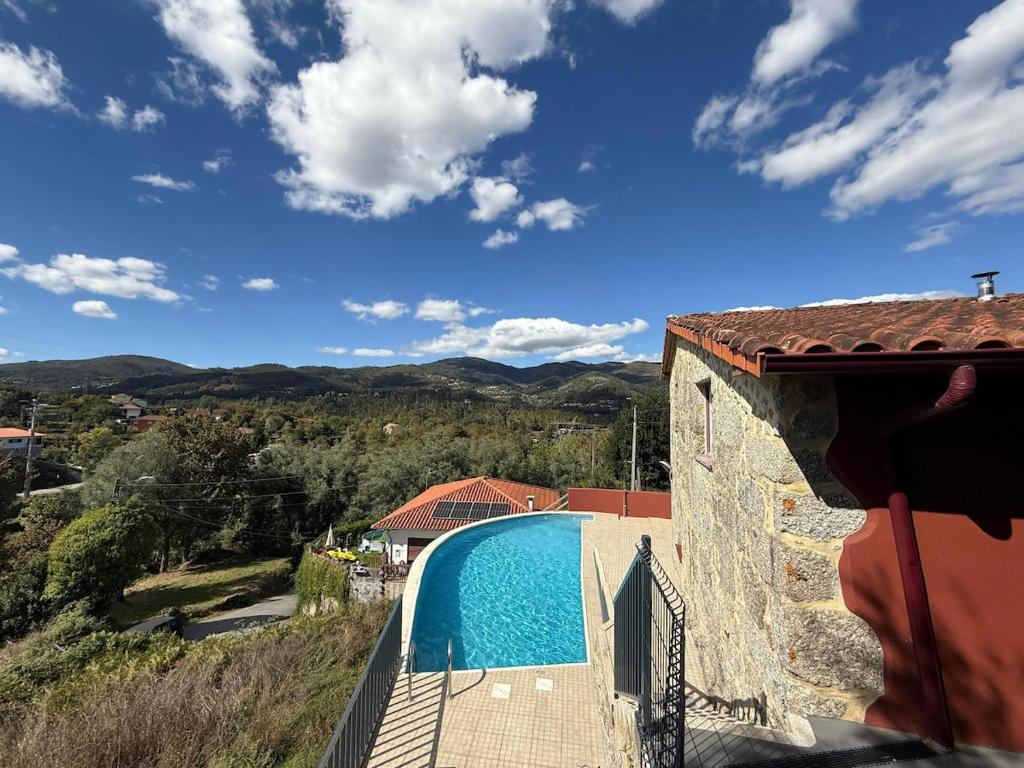 una piscina sul lato di una casa di Casa Veríssimo - Gerês a Terras de Bouro