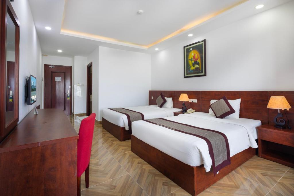 Giường trong phòng chung tại Gem Nha Trang Hotel