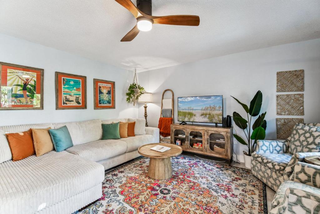 Posezení v ubytování Luxury Home with Hot Tub & Outdoor Oasis blocks from the Beach