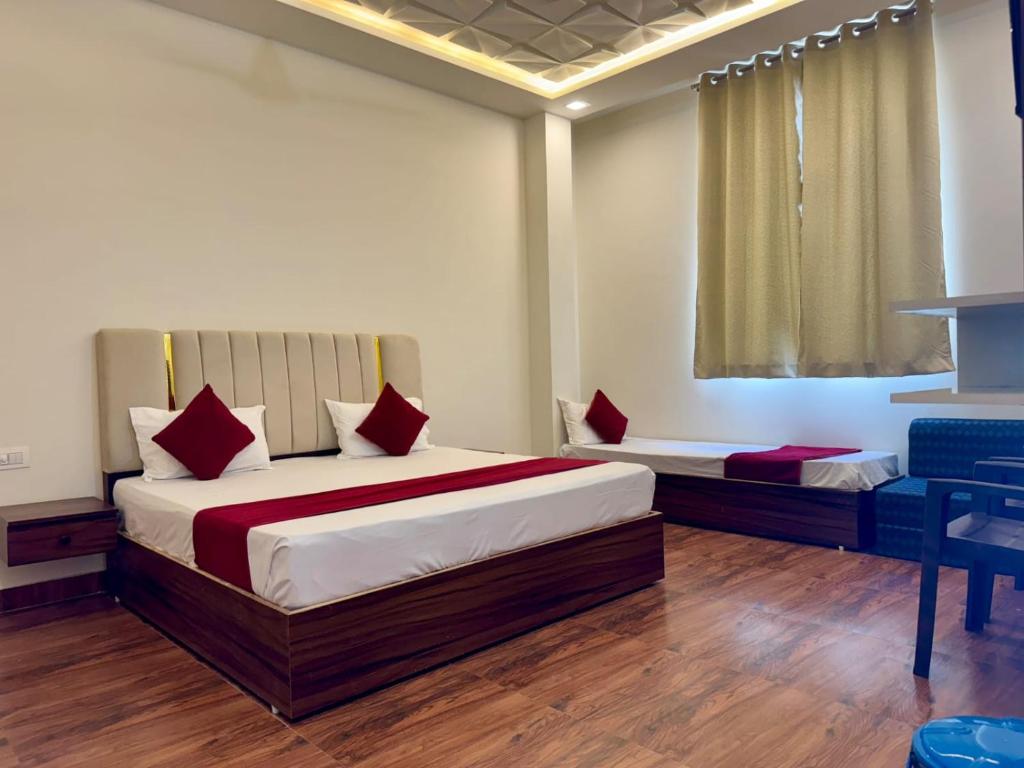 une chambre avec un grand lit et une fenêtre dans l'établissement Grand Place Near by Prem Mandir, à Jāmb