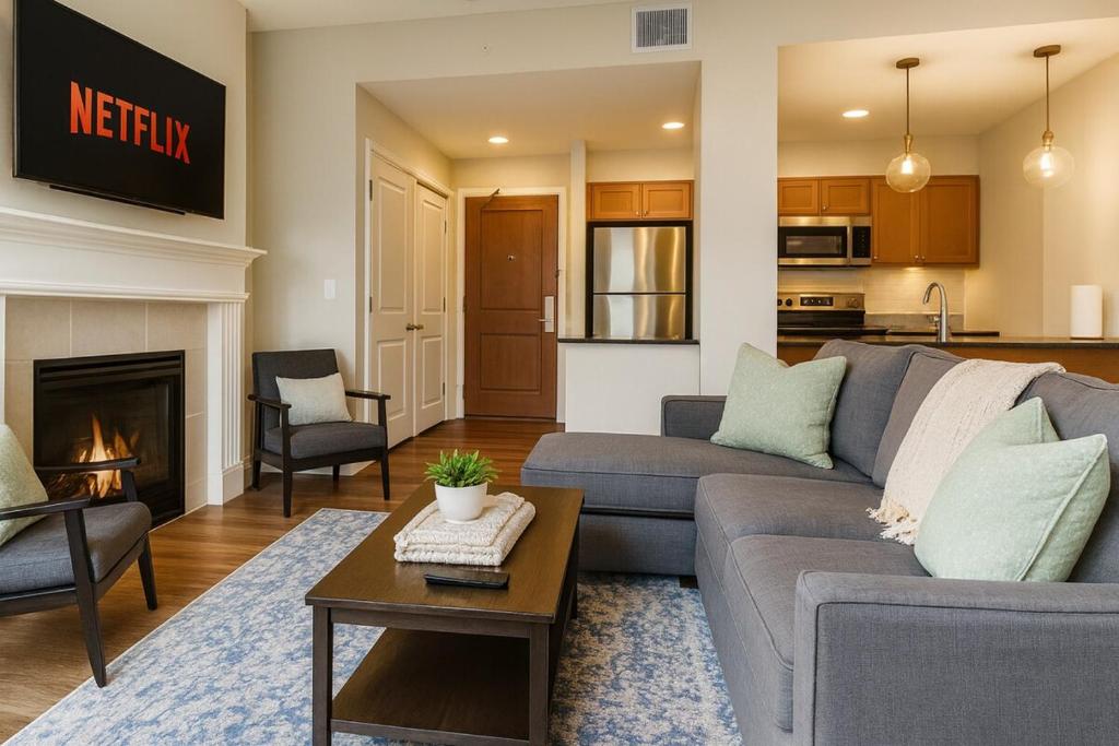 Una sala de estar con un sofá y una chimenea. en Downtown Luxe Suite Rock Hall, Casino, Stadiums, en Cleveland