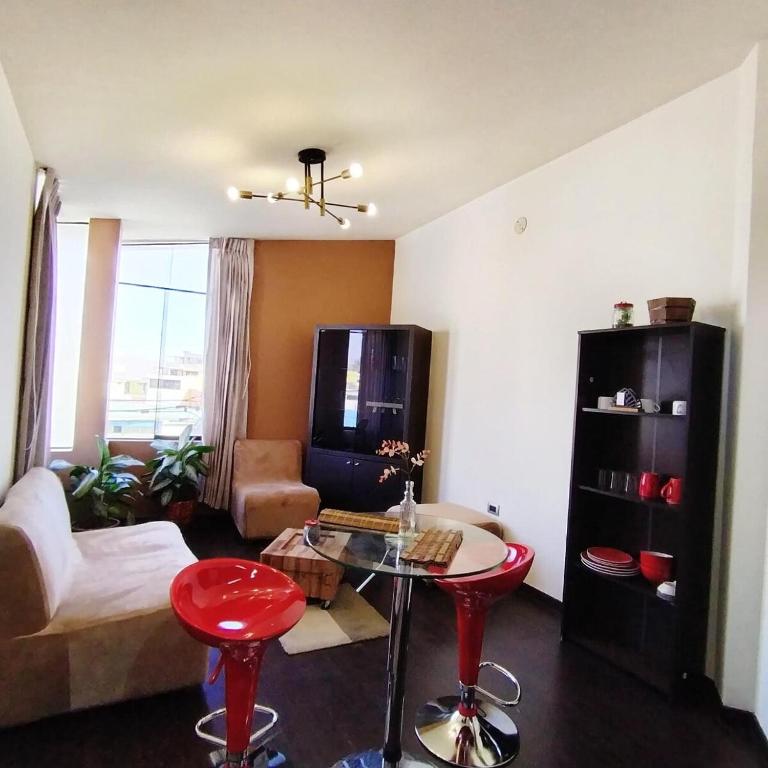 ein Wohnzimmer mit Sofa und Tisch in der Unterkunft Apart Madrid Yanahuara in Arequipa
