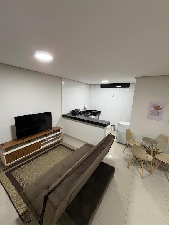 Μια τηλεόραση ή/και κέντρο ψυχαγωγίας στο Apartamento ao lado do shopping
