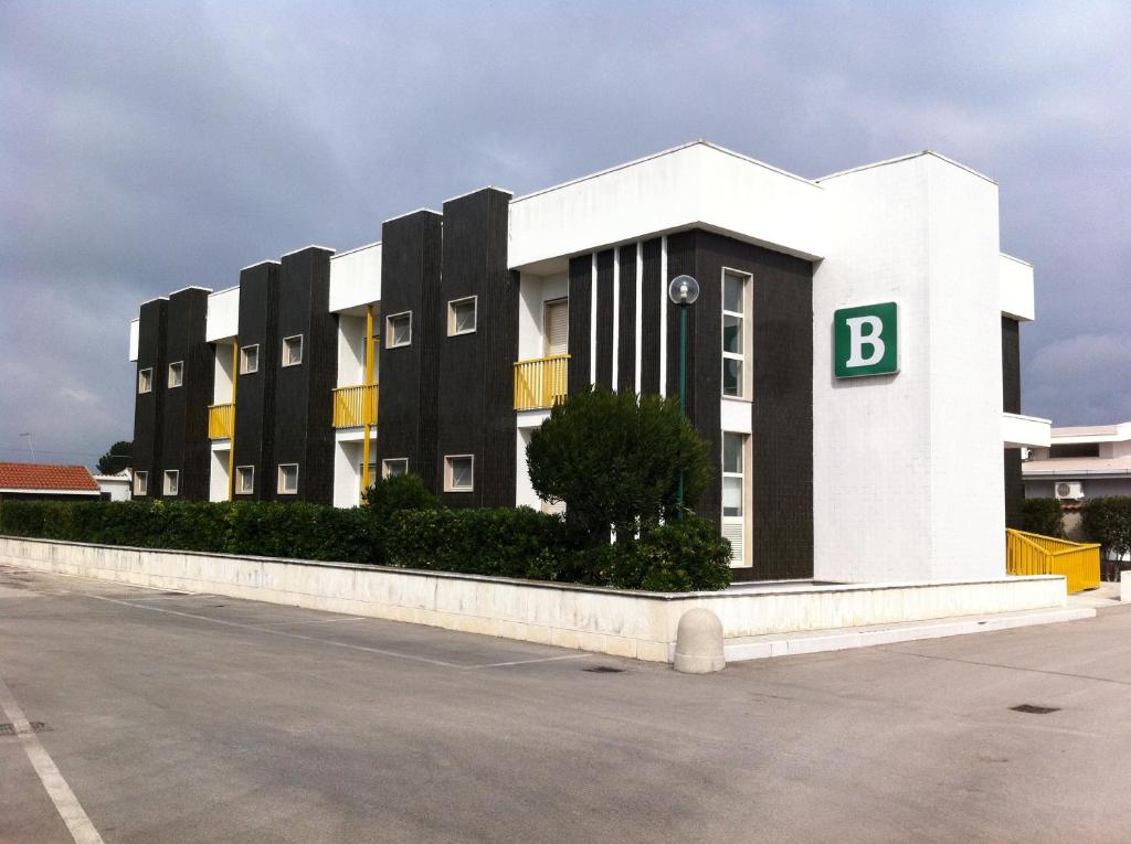 a building with a letter b on the side of it at Hotel Atleti in Foggia