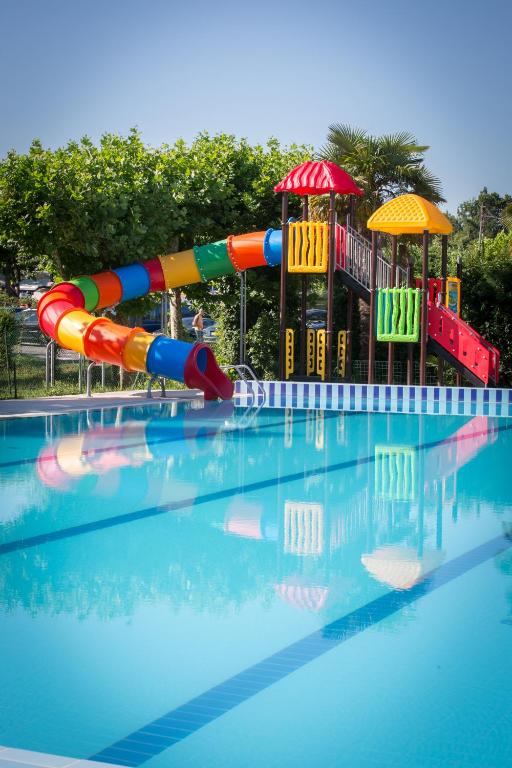 Bazén v ubytování Camping Fossalta nebo v jeho okolí