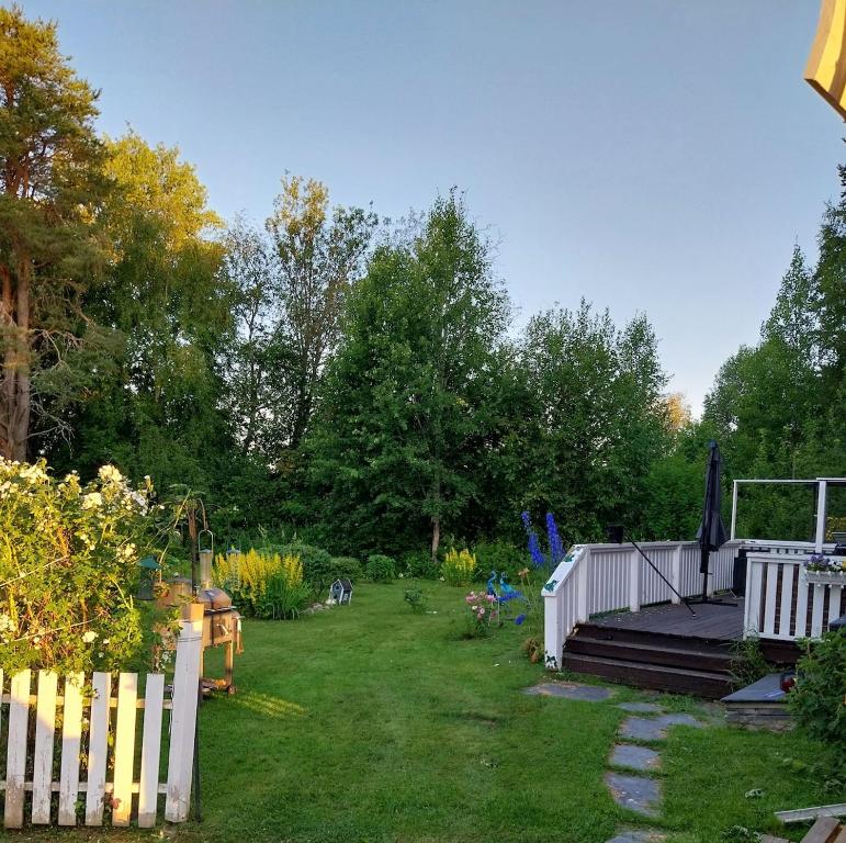 O grădină în afara Stor villa i lantlig miljö i Torvallaby Östersund Jämtland