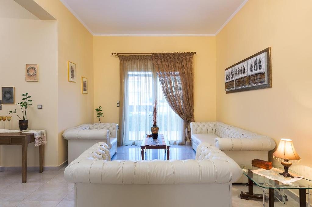 Zdjęcie z galerii obiektu Sunny Breeze Deluxe Villa Near Beach, Private Pool w mieście Kremasti