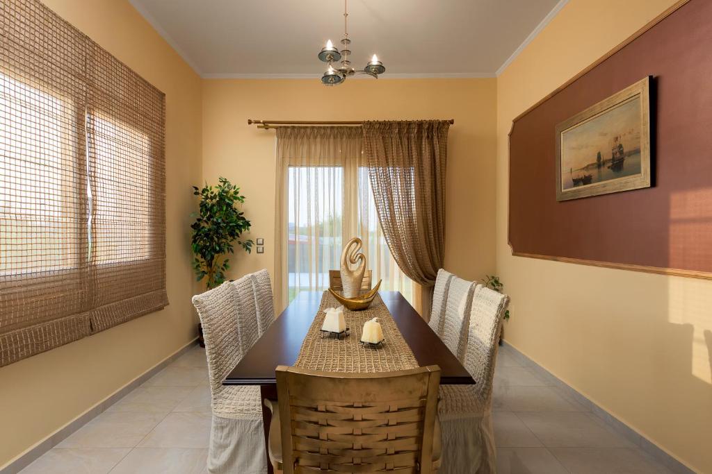 Zdjęcie z galerii obiektu Sunny Breeze Deluxe Villa Near Beach, Private Pool w mieście Kremasti