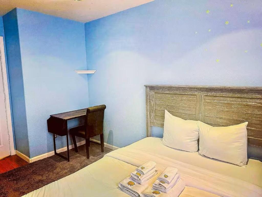 Katil atau katil-katil dalam bilik di Large and Cozy Home 3BR 2BA Near SF