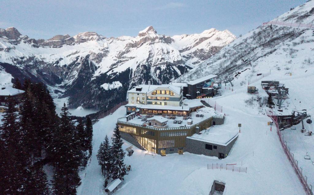 un edificio en la cima de una montaña cubierta de nieve en Berghotel Trübsee - Accessible Only by Cable Car, en Engelberg