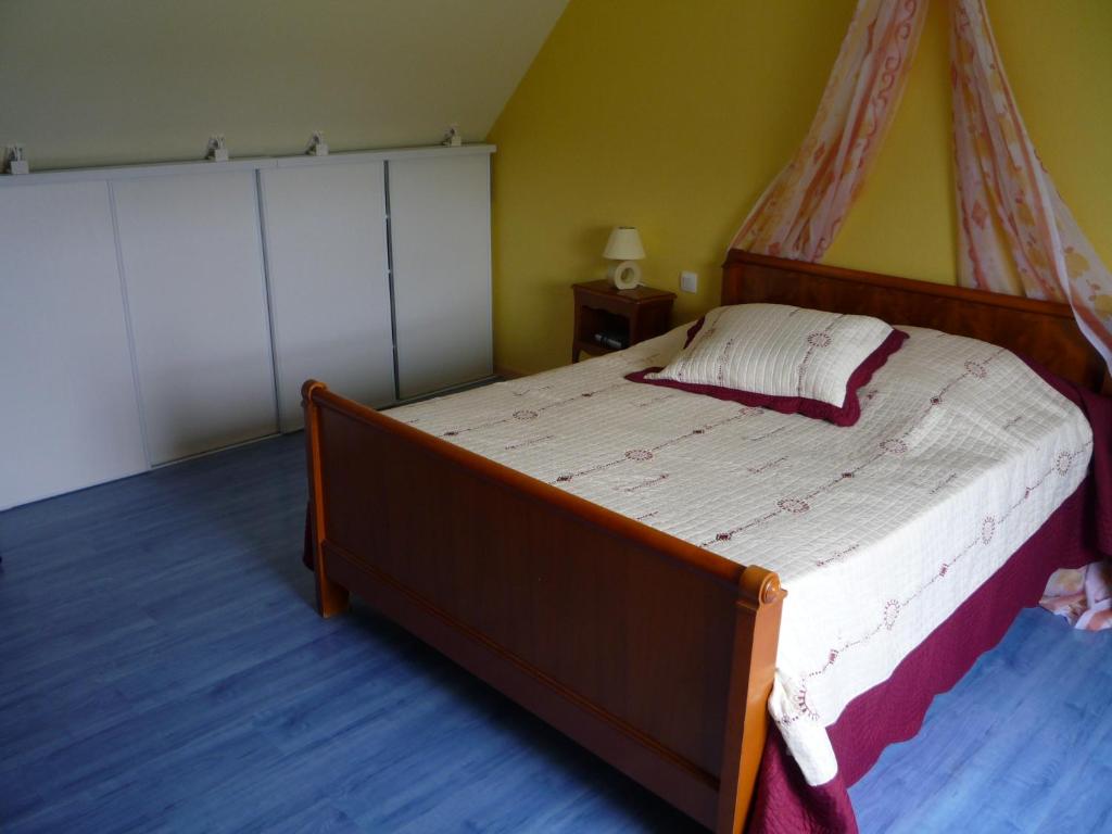 um quarto com uma cama de dossel em Briois Cristelle em Penmarcʼh