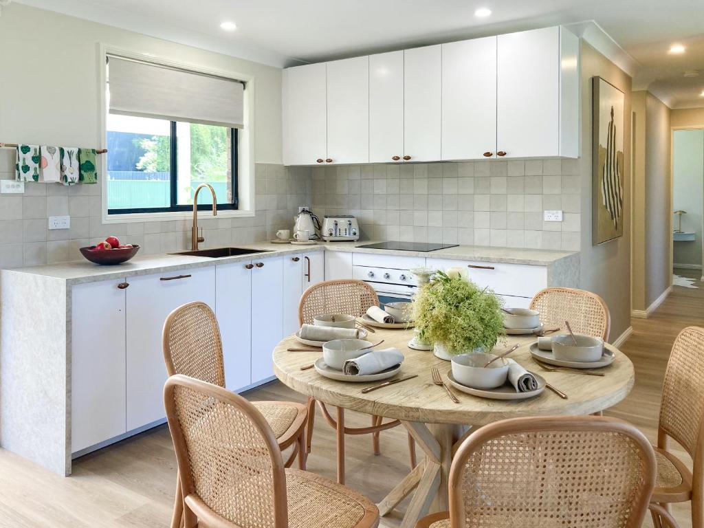 Una cocina o cocineta en Newly Renovated, Quiet, 5min Walk to the Beach