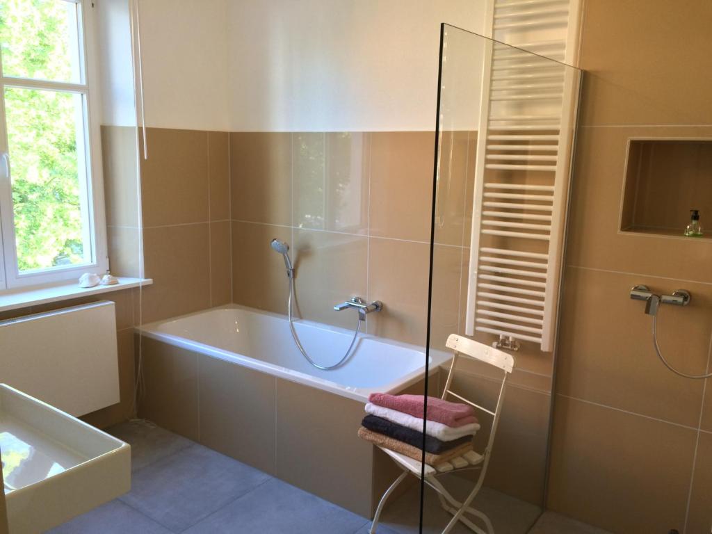 uma casa de banho com banheira e chuveiro em Villa Friedrich em Bayreuth