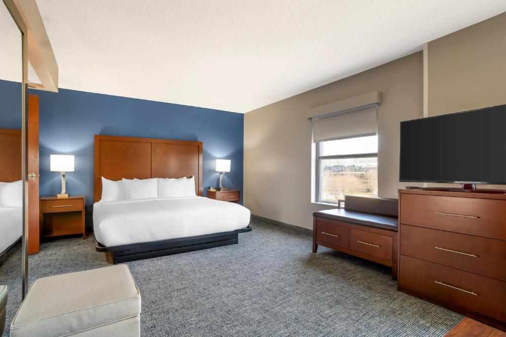 una habitación de hotel con cama y televisor de pantalla plana en Comfort Suites near Birkdale Village- Huntersville, en Huntersville