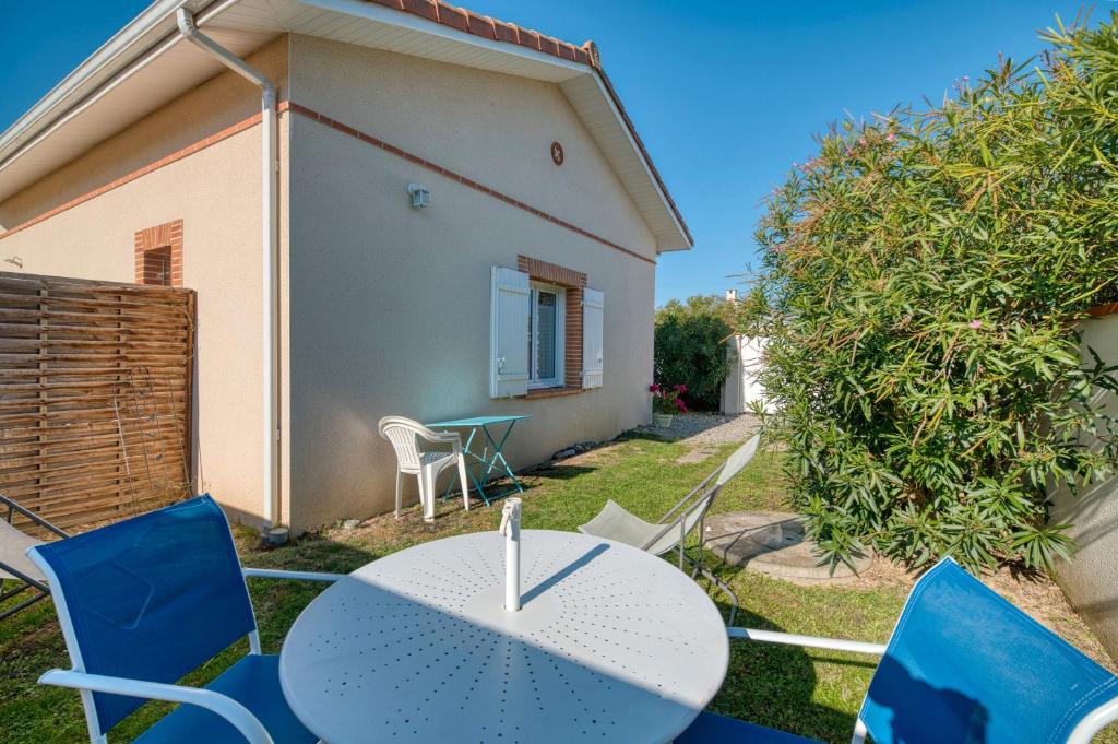 Κήπος έξω από το Gite Studio Le Colibri