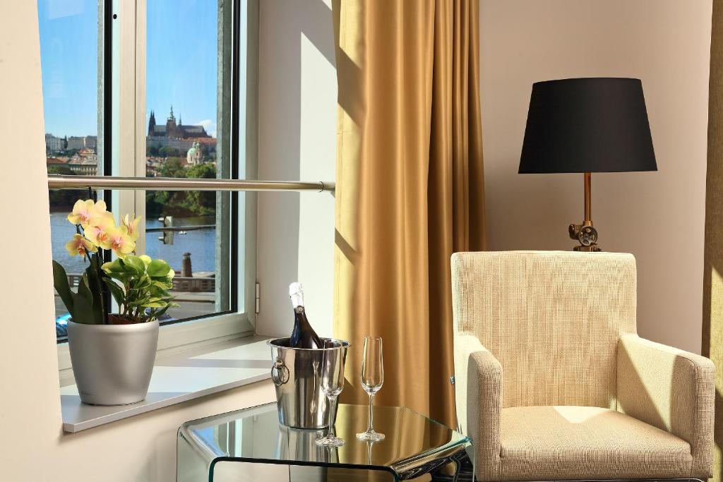 Dancing House - Tancící dum hotel - Resim 11