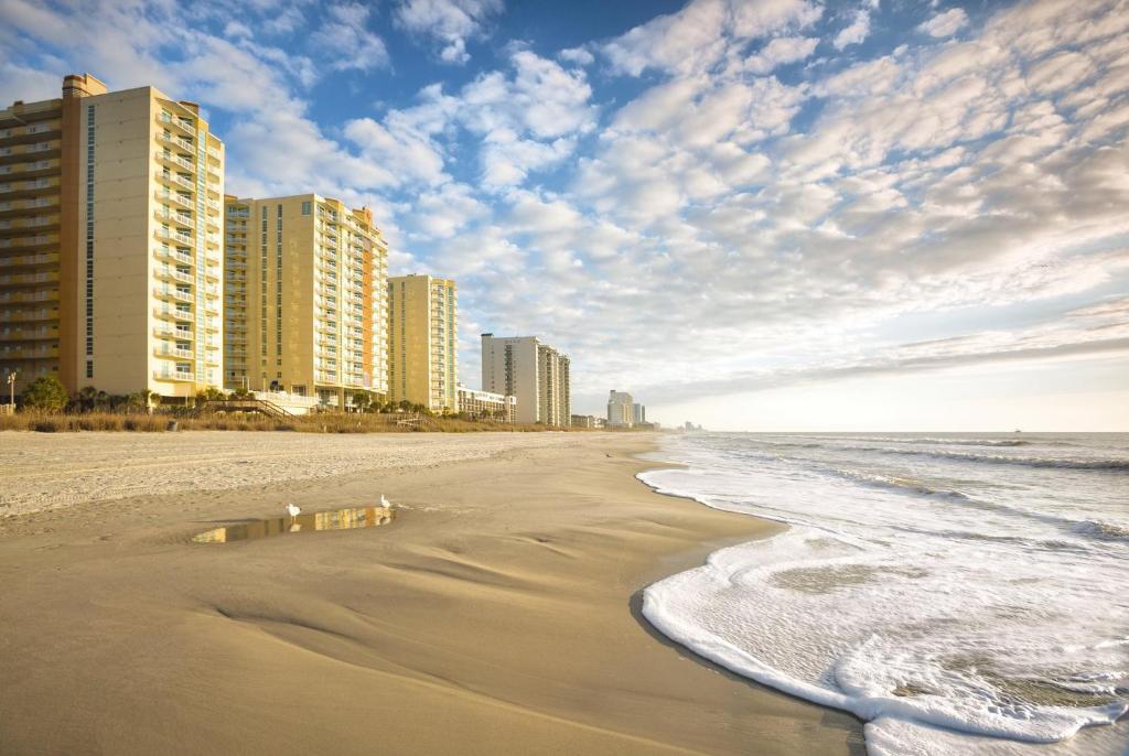 Una playa con edificios altos y el océano. en Club Wyndham Ocean Boulevard, en Myrtle Beach