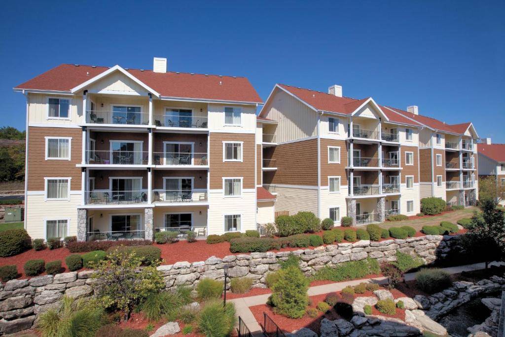 een groot appartementencomplex met een stenen muur bij Club Wyndham Mountain Vista in Branson