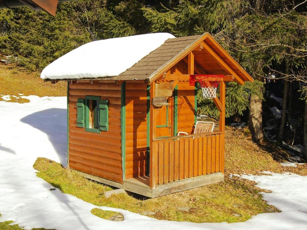 ein kleines Holzhaus mit Schnee darüber in der Unterkunft Vacation home in Flachau in Flachau
