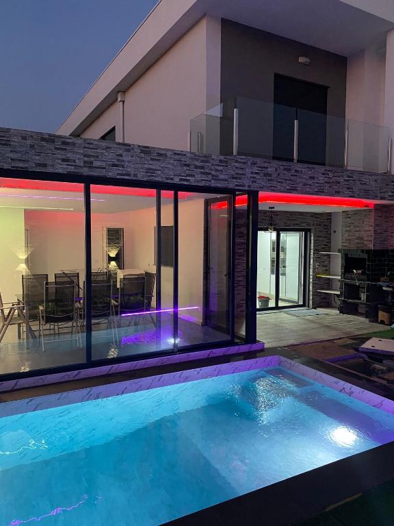 a swimming pool in front of a house at MoradiaT4 com piscina in Arrentela