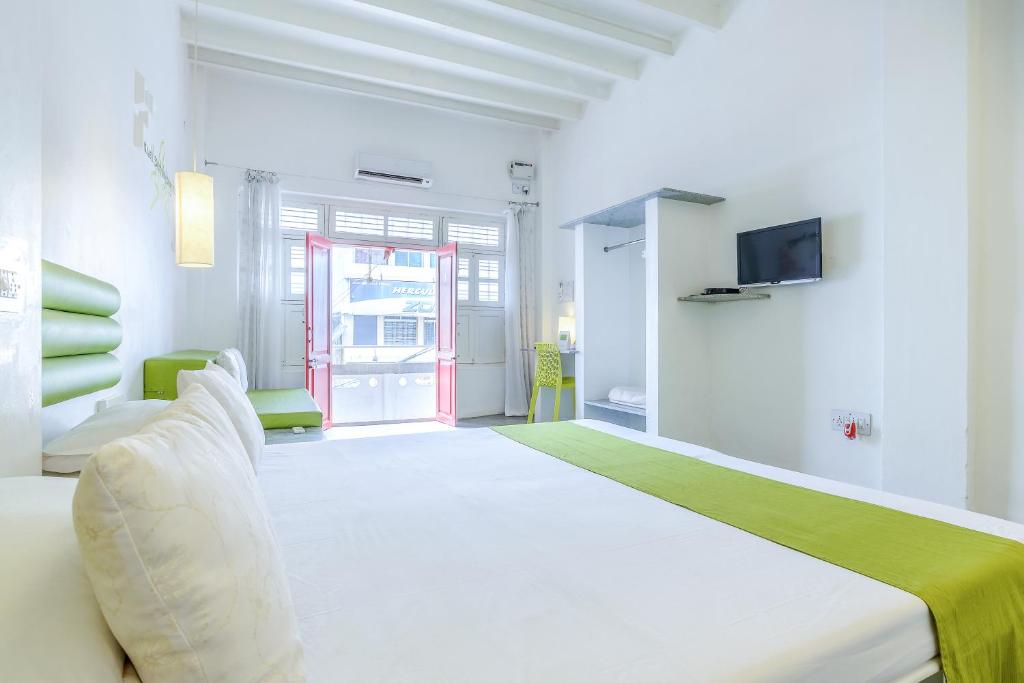 Postel nebo postele na pokoji v ubytování Itsy Hotels Red Lotus Heritage, Promenade Beach