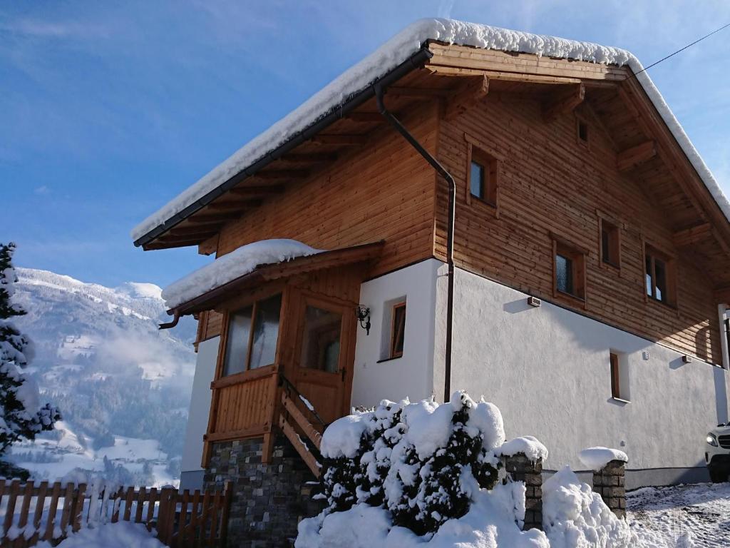 una cabaña de troncos con nieve en el techo en Chalet in Fügen near Spieljoch Ski Lift, en Fügen