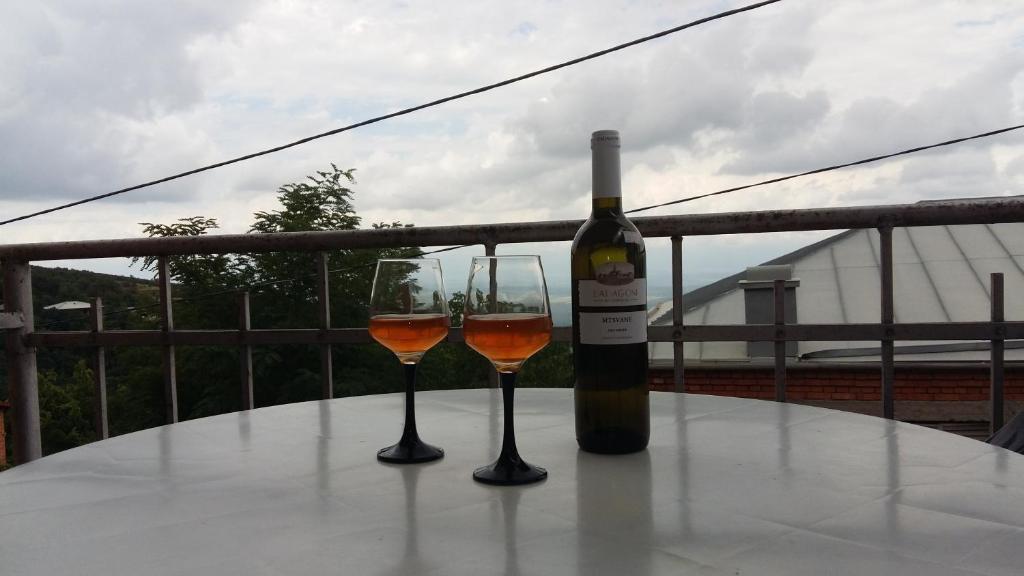 Nápoje v ubytování Tsminda Giorgi Apartment